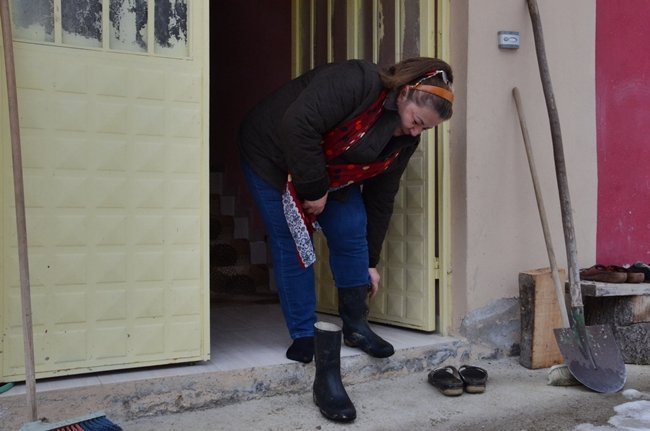 ŞENGÜL GELDİ, SABAH ERKEN SAATLERİNDE EV İŞLERİNİ YAPTIKTAN SONRA MUHTARLIK BİNASINA GEÇİYOR. (FİKRİ ERDEM - ONUR ALTINDAĞ/ZONGULDAK-İHA)