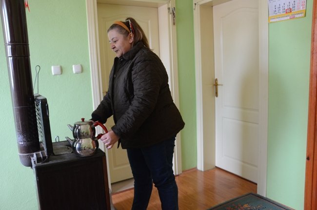 ŞENGÜL GELDİ, SABAH ERKEN SAATLERİNDE EV İŞLERİNİ YAPTIKTAN SONRA MUHTARLIK BİNASINA GEÇİYOR. (FİKRİ ERDEM - ONUR ALTINDAĞ/ZONGULDAK-İHA)