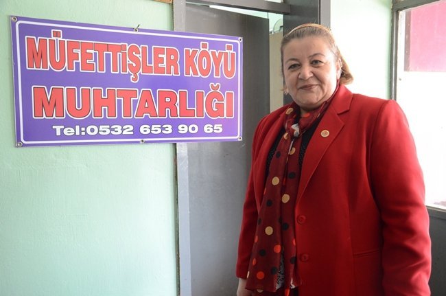 ZONGULDAK'TA 35 YIL GURBETTE YAŞADIKTAN SONRA GELİN OLDUĞU KÖYE YERLEŞEN 48 YAŞINDAKİ ŞENGÜL GELDİ, ÜÇ ERKEK ADAYA RAĞMEN MUHTARLIK SEÇİMLERİNİ KAZANDI. BAZI KÖY ERKEKLERİNİN "KADINDAN MUHTAR MI OLUR" ELEŞTİRİSİNE RAĞMEN GÖREVİNİ BAŞARIYLA SÜRDÜREN GELDİ, ZONGULDAK'IN TEK, KADIN KÖY MUHTARI OLMANIN GURURUNU YAŞIYOR. (FİKRİ ERDEM - ONUR ALTINDAĞ/ZONGULDAK-İHA)