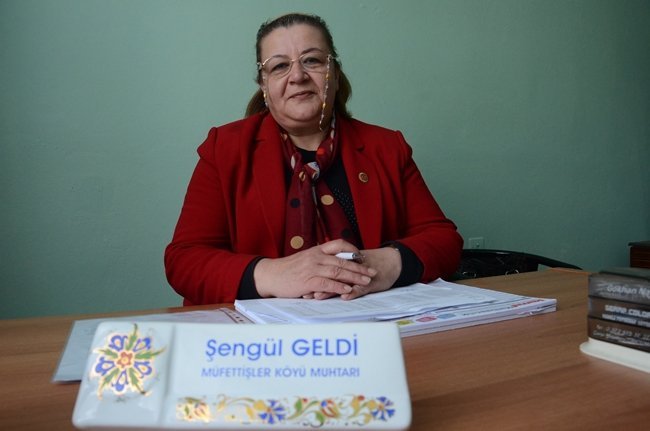 YILLARCA GURBETTE ÇALIŞAN ŞENGÜL GELDİ, EMEKLİ OLUP KÖYÜNE DÖNDÜKTEN SONRA YAŞADIĞI SÜRECİ ANLATTI. KAPI KAPI GEZEREK KÖY SAKİNLERİNE KENDİSİNİ TANITAN GELDİ, “BEN YILLARCA BURADA OTURMADIM. GURBETÇİYDİM. AMA BURANIN GELİNİYİM. EŞİM BURALI. 35 YILDIR İSTANBUL’DA İKAMET ETTİM. EMEKLİ OLDUM. KÖYÜME DÖNDÜM. BİR YIL FALAN OLMUŞTU. MAHALLELİDEN BÖYLE BİR TEKLİF GELDİ. ÇOK DÜŞÜNDÜM. NEDEN OLMASIN DEDİM. BİR BEŞ YIL ON YIL NE KADAR OLURSA KÖYÜME HİZMET ETMEK İSTEDİM. AMA BEN TEK KADIN MUHTAR ADAYIYDIM. ÇEVREDE ALIŞILAGELMİŞ BİR DURUM DEĞİLDİ. BUNDAN DOLAYI DA ÇOK DÜŞÜNDÜM. ADAYLIĞIMI KOYDUM. SEÇİMLER YAKLAŞTI. AMA RAKİP ADAYLARIM ÜÇ ERKEK ADAYDI. MAHALLELİ BENİ DOĞRU DÜZGÜN TANIMIYORDU. SEÇİM SÜRECİ BOYUNCA BÜTÜN ABLALARIMI AĞABEYLERİMİ ZİYARET ETTİM. HERKESLE BU VASITAYLA TANIŞMIŞ OLDUM. BAZILARI MEMNUNİYETLE KARŞILADI. BAZILARI DA ‘HAYIR ÖYLE ŞEY Mİ OLUR?’ DEDİLER. KADINDAN MUHTAR OLAMAYACAĞINI SÖYLEDİLER” DEDİ. (FİKRİ ERDEM - ONUR ALTINDAĞ/ZONGULDAK-İHA)