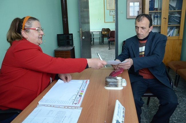 ZONGULDAK'TA 35 YIL GURBETTE YAŞADIKTAN SONRA GELİN OLDUĞU KÖYE YERLEŞEN 48 YAŞINDAKİ ŞENGÜL GELDİ, ÜÇ ERKEK ADAYA RAĞMEN MUHTARLIK SEÇİMLERİNİ KAZANDI. BAZI KÖY ERKEKLERİNİN "KADINDAN MUHTAR MI OLUR" ELEŞTİRİSİNE RAĞMEN GÖREVİNİ BAŞARIYLA SÜRDÜREN GELDİ, ZONGULDAK'IN TEK, KADIN KÖY MUHTARI OLMANIN GURURUNU YAŞIYOR. (FİKRİ ERDEM - ONUR ALTINDAĞ/ZONGULDAK-İHA)