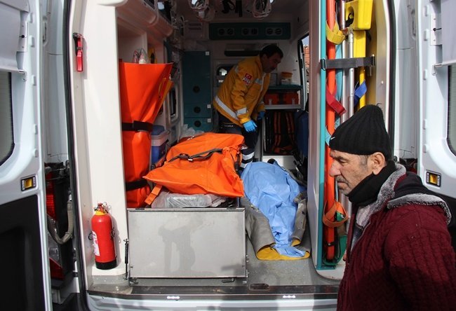 KARABÜK’ÜN SİPAHİLER KÖYÜNDE SOBADAN SIZAN KARBONMONOKSİT GAZINI FARK EDEMEYEN YAŞLI ÇİFT, NAMAZ KILDIKLARI SIRADA SECCADEDE CAN VERDİ. AYŞE-OSMAN ÇERÇEN ÇİFTİNİN CANSIZ BEDENLERİ, MORGA KALDIRILDI. (YASİN ERDEM/KARABÜK-İHA)