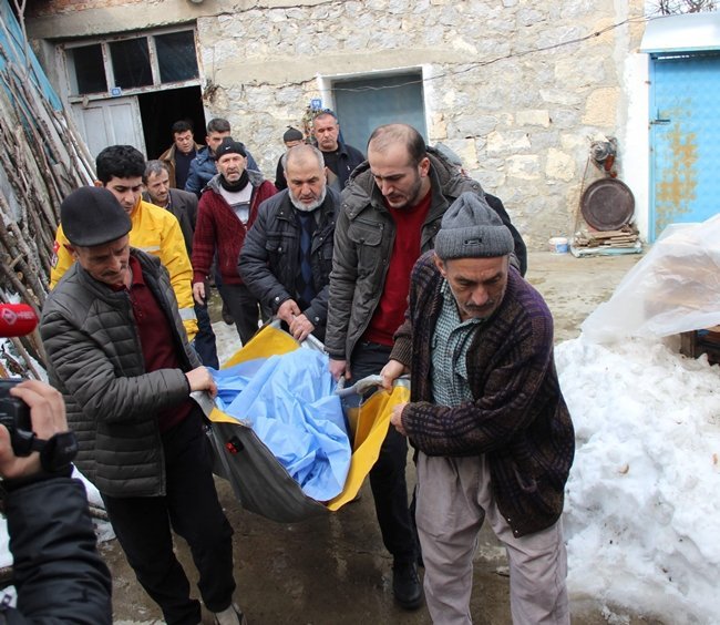 KARABÜK’ÜN SİPAHİLER KÖYÜNDE SOBADAN SIZAN KARBONMONOKSİT GAZINI FARK EDEMEYEN YAŞLI ÇİFT, NAMAZ KILDIKLARI SIRADA SECCADEDE CAN VERDİ. AYŞE-OSMAN ÇERÇEN ÇİFTİNİN CANSIZ BEDENLERİ, MORGA KALDIRILDI. (YASİN ERDEM/KARABÜK-İHA)