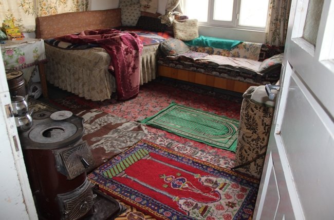 KARABÜK’ÜN SİPAHİLER KÖYÜNDE SOBADAN SIZAN KARBONMONOKSİT GAZINI FARK EDEMEYEN YAŞLI ÇİFT, NAMAZ KILDIKLARI SIRADA SECCADEDE CAN VERDİ. (YASİN ERDEM/KARABÜK-İHA)