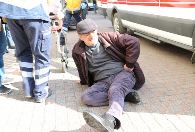 ZONGULDAK'IN EREĞLİ İLÇESİNDE DİREKSİYON BAŞINDA RAHATSIZLIK GEÇİREN SÜRÜCÜ CİPİ İLE ÖNCE BİR VATANDAŞIN AYAĞINI EZDİ ARDINDAN DA BİR İŞ YERİNE ÇARPTI. KAZADA YARALANAN BİR KİŞİ HASTANEYE KALDIRILDI. (VEDAT KILIÇ/ZONGULDAK-İHA)