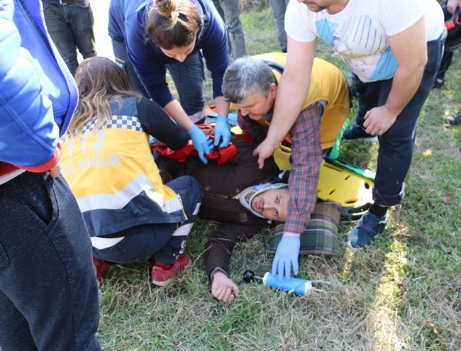 ZONGULDAK'IN EREĞLİ İLÇESİNDE OTOMOBİLE ÇARPMAMAK İÇİN MANEVRA YAPAN MOTOSİKLET SÜRÜCÜSÜ KALDIRIMA ÇARPIP TAKLA ATTI. MOTOSİKLETTEN DÜŞEN SÜRÜCÜ HASTANEYE KALDIRILDI. (VEDAT KILIÇ/ZONGULDAK-İHA)