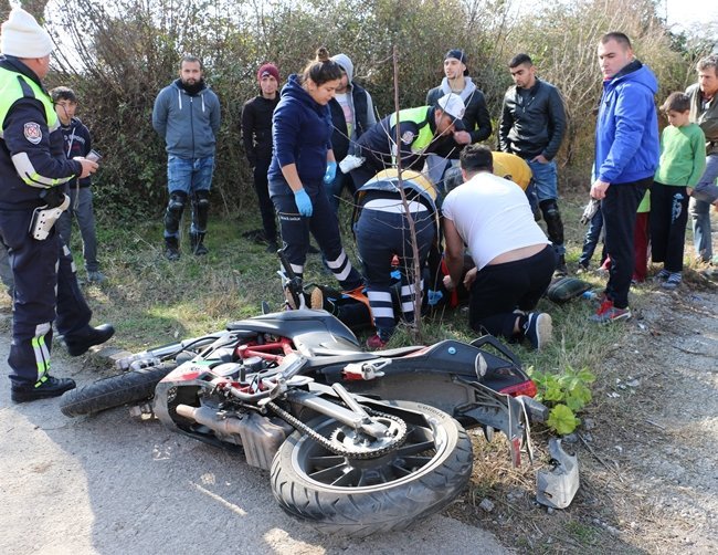 ZONGULDAK'IN EREĞLİ İLÇESİNDE OTOMOBİLE ÇARPMAMAK İÇİN MANEVRA YAPAN MOTOSİKLET SÜRÜCÜSÜ KALDIRIMA ÇARPIP TAKLA ATTI. MOTOSİKLETTEN DÜŞEN SÜRÜCÜ HASTANEYE KALDIRILDI. (VEDAT KILIÇ/ZONGULDAK-İHA)