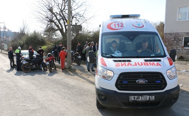 ZONGULDAK'IN EREĞLİ İLÇESİNDE OTOMOBİLE ÇARPMAMAK İÇİN MANEVRA YAPAN MOTOSİKLET SÜRÜCÜSÜ KALDIRIMA ÇARPIP TAKLA ATTI. (VEDAT KILIÇ/ZONGULDAK-İHA)