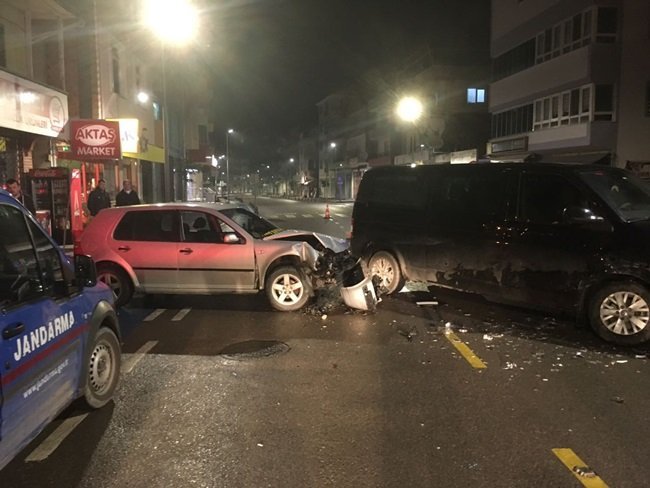 BARTIN’DA JANDARMANIN 'DUR' İHTARINA UYMAYIP, KAÇARKEN KAZA YAPAN ŞAHISLARIN ARACINDAN BONZAİ ÇIKTI. 1 KİŞİNİN YAKALANDIĞI KAZA SONRASI KAÇAN 3 KİŞİ ARANIYOR. (MUSTAFA KURT/BARTIN-İHA)
