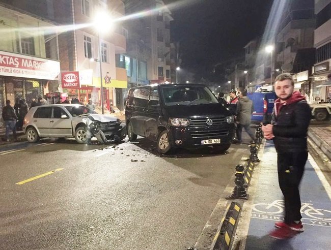 BARTIN’DA JANDARMANIN 'DUR' İHTARINA UYMAYIP, KAÇARKEN KAZA YAPAN ŞAHISLARIN ARACINDAN BONZAİ ÇIKTI. 1 KİŞİNİN YAKALANDIĞI KAZA SONRASI KAÇAN 3 KİŞİ ARANIYOR. (MUSTAFA KURT/BARTIN-İHA)