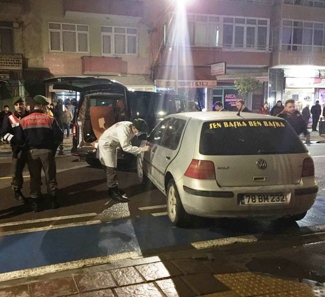 BARTIN’DA JANDARMANIN 'DUR' İHTARINA UYMAYIP, KAÇARKEN KAZA YAPAN ŞAHISLARIN ARACINDAN BONZAİ ÇIKTI. 1 KİŞİNİN YAKALANDIĞI KAZA SONRASI KAÇAN 3 KİŞİ ARANIYOR. (MUSTAFA KURT/BARTIN-İHA)