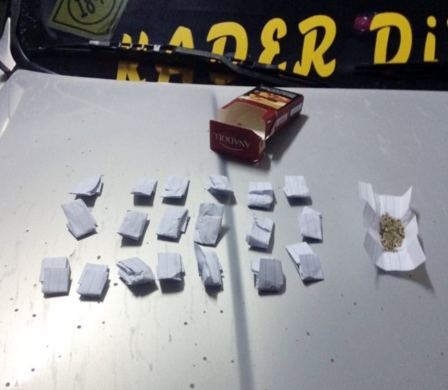 BARTIN’DA JANDARMANIN 'DUR' İHTARINA UYMAYIP, KAÇARKEN KAZA YAPAN ŞAHISLARIN ARACINDAN BONZAİ ÇIKTI. (MUSTAFA KURT/BARTIN-İHA)