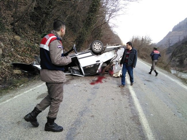 BARTIN-KARABÜK YOLUNDA MEYDANA GELEN KAZADA TAKLA ATAN OTOMOBİLDE BULUNAN BİR KİŞİ HAYATINI KAYBEDERKEN, 2 KİŞİ DE YARALANDI. (MUSTAFA KURT/BARTIN-İHA)