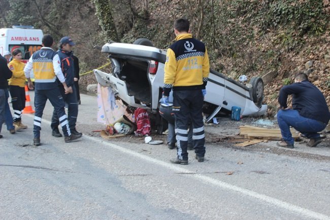 BARTIN-KARABÜK YOLUNDA MEYDANA GELEN KAZADA TAKLA ATAN OTOMOBİLDE BULUNAN BİR KİŞİ HAYATINI KAYBEDERKEN, 2 KİŞİ DE YARALANDI. (MUSTAFA KURT/BARTIN-İHA)