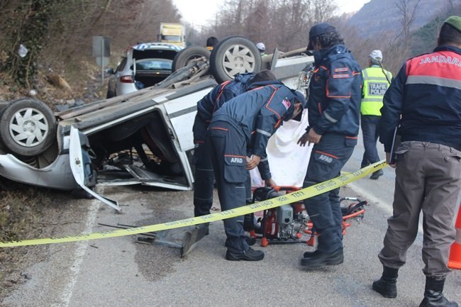 BARTIN-KARABÜK YOLUNDA MEYDANA GELEN KAZADA TAKLA ATAN OTOMOBİLDE BULUNAN BİR KİŞİ HAYATINI KAYBEDERKEN, 2 KİŞİ DE YARALANDI. (MUSTAFA KURT/BARTIN-İHA)