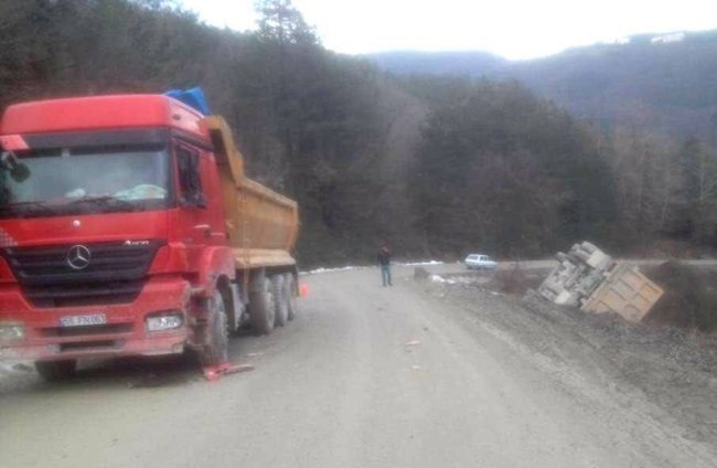 KASTAMONU’DA İKİ KAMYONUN ÇARPIŞMASI SONUCU MEYDANA GELEN KAZADA 1 KİŞİ YARALANDI. (EMİN TÜRKAY ÖZTÜRK/KASTAMONU-İHA)