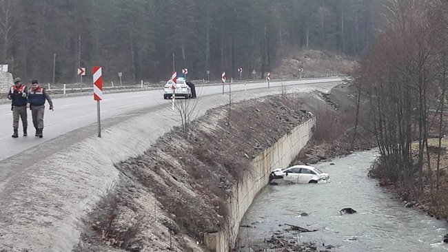 ZONGULDAK-ANKARA KARAYOLUNDA KONTROLDEN ÇIKAN BİR OTOMOBİL DEREYE UÇTU. (FİKRİ ERDEM/ZONGULDAK-İHA)