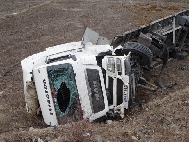 KASTAMONU’DA VİRAJI ALAMAYARAK TARLAYA UÇAN TIRIN SÜRÜCÜSÜ AĞIR YARALANDI. (SEDAT AĞACIKOĞLU/KASTAMONU-İHA)