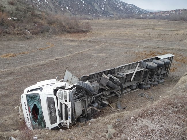 KASTAMONU’DA DEMİR TAŞIYAN TIR, VİRAJI ALAMAYARAK TARLAYA UÇTU. (SEDAT AĞACIKOĞLU/KASTAMONU-İHA)