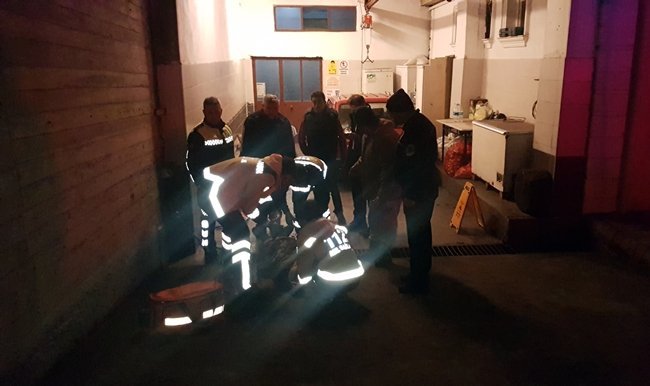 YURT BİNASINDAN DÜŞEN VATANDAŞ AMBULANSLA BARTIN DEVLET HASTANESİNE KALDIRILDI. (HALİL TEKİN/BARTIN-İHA)