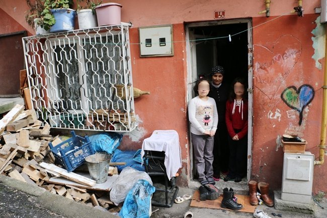 ZONGULDAK’IN EREĞLİ İLÇESİNDE EŞİNDEN AYRILAN VE 4 YILDIR HARABE GİBİ BİR EVDE 3 ÇOCUĞU İLE YAŞAM MÜCADELESİ VEREN 37 YAŞINDAKİ AYSUN ARKUT, YETKİLİLERDEN YARDIM İSTEDİ. (VEDAT KILIÇ/ZONGULDAK-İHA)