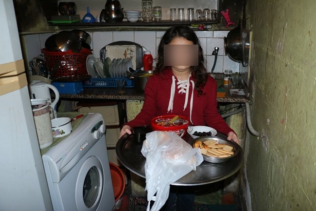 EVİN ORTANCA KIZI 12 YAŞINDAKİ G.T. EV İŞLERİNDE ANNESİNE YARDIM EDİYOR. (VEDAT KILIÇ/ZONGULDAK-İHA)