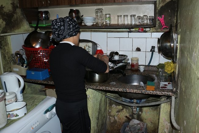 ZONGULDAK’IN EREĞLİ İLÇESİNDE EŞİNDEN AYRILAN VE 4 YILDIR HARABE GİBİ BİR EVDE 3 ÇOCUĞU İLE YAŞAM MÜCADELESİ VEREN 37 YAŞINDAKİ AYSUN ARKUT, YETKİLİLERDEN YARDIM İSTEDİ. (VEDAT KILIÇ/ZONGULDAK-İHA)