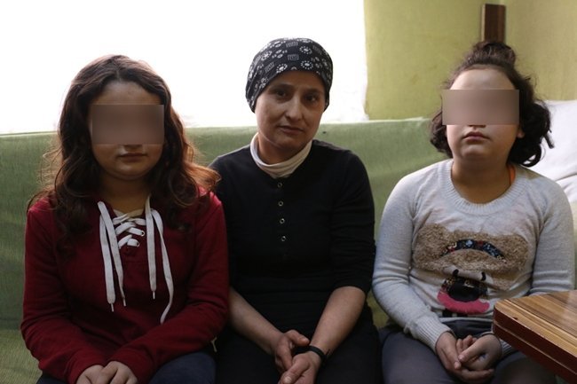 ZONGULDAK’IN EREĞLİ İLÇESİNDE EŞİNDEN AYRILAN VE 4 YILDIR HARABE GİBİ BİR EVDE 3 ÇOCUĞU İLE YAŞAM MÜCADELESİ VEREN 37 YAŞINDAKİ AYSUN ARKUT, YETKİLİLERDEN YARDIM İSTEDİ. (VEDAT KILIÇ/ZONGULDAK-İHA)