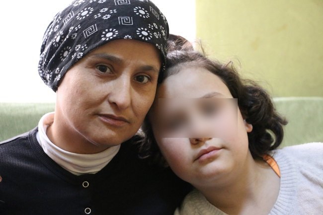 ZONGULDAK’IN EREĞLİ İLÇESİNDE EŞİNDEN AYRILAN VE 4 YILDIR HARABE GİBİ BİR EVDE 3 ÇOCUĞU İLE YAŞAM MÜCADELESİ VEREN 37 YAŞINDAKİ AYSUN ARKUT, YETKİLİLERDEN YARDIM İSTEDİ. (VEDAT KILIÇ/ZONGULDAK-İHA)