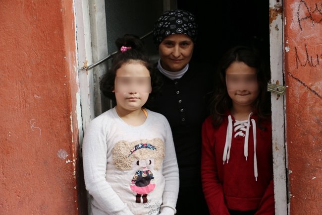 ZONGULDAK’IN EREĞLİ İLÇESİNDE EŞİNDEN AYRILAN VE 4 YILDIR HARABE GİBİ BİR EVDE 3 ÇOCUĞU İLE YAŞAM MÜCADELESİ VEREN 37 YAŞINDAKİ AYSUN ARKUT, YETKİLİLERDEN YARDIM İSTEDİ. (VEDAT KILIÇ/ZONGULDAK-İHA)