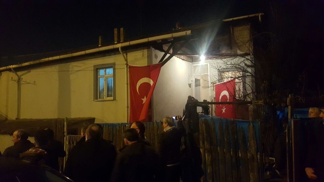 ŞEHİT EVİNE TÜRK BAYRAKLARI ASILDI. (YASİN ERDEM/KARABÜK-İHA)