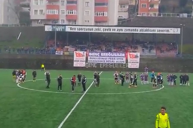 TÜRKİYE FUTBOL FEDERASYONU KADINLAR 1.LİGİNDE MÜCADELE EDEN KDZ EREĞLİ BELEDİYESPOR İLE BAŞİKTAŞ BAYAN FUTBOL TAKIMI ARASINDA OYNANAN MAÇ SIRASINDA TRİBÜNLERDEKİ ERKEK TARAFTARLAR ARASINDA KAVGA ÇIKTI. (VEDAT KILIÇ/ZONGULDAK-İHA)