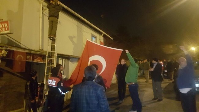 ŞEHİDİN BABA EVİ TÜRK BAYRAKLARIYLA DONATILDI. (YASİN ERDEM/KARABÜK-İHA)