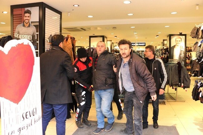ZONGULDAK'IN EREĞLİ İLÇESİNDE BİR GÜN ÖNCE ÇALIŞANLARI İLE TARTIŞTIĞI MAĞAZAYA OTOMATİK AV TÜFEĞİ İLE GİRİP ETRAFA RASGELE ATEŞ AÇAN VE ŞİZOFREN HASTASI OLDUĞU İDDİA EDİLEN BİR KİŞİ POLİS TARAFINDAN ETKİSİZ HALE GETİRİLDİ. (VEDAT KILIÇ/ZONGULDAK-İHA)