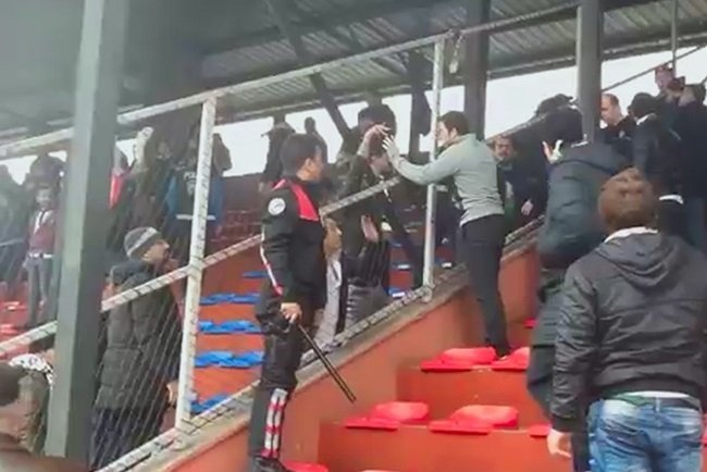 TÜRKİYE FUTBOL FEDERASYONU KADINLAR 1.LİGİNDE MÜCADELE EDEN KDZ EREĞLİ BELEDİYESPOR İLE BAŞİKTAŞ BAYAN FUTBOL TAKIMI ARASINDA OYNANAN MAÇ SIRASINDA TRİBÜNLERDEKİ ERKEK TARAFTARLAR ARASINDA KAVGA ÇIKTI. (VEDAT KILIÇ/ZONGULDAK-İHA)