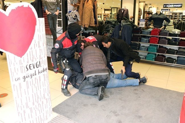 ZONGULDAK'IN EREĞLİ İLÇESİNDE BİR GÜN ÖNCE ÇALIŞANLARI İLE TARTIŞTIĞI MAĞAZAYA OTOMATİK AV TÜFEĞİ İLE GİRİP ETRAFA RASGELE ATEŞ AÇAN VE ŞİZOFREN HASTASI OLDUĞU İDDİA EDİLEN BİR KİŞİ POLİS TARAFINDAN ETKİSİZ HALE GETİRİLDİ. (VEDAT KILIÇ/ZONGULDAK-İHA)