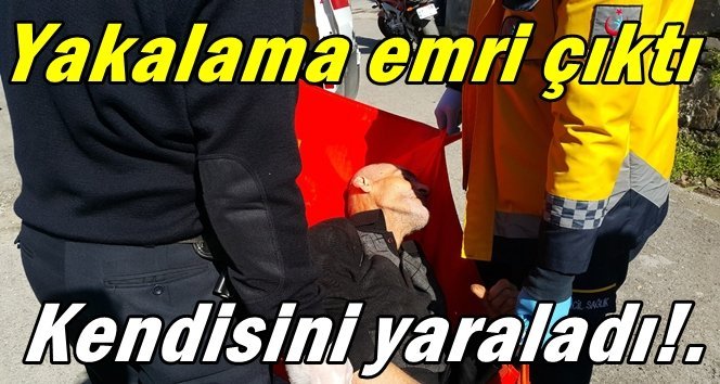 Kapısına polis gelince kendini yaraladı