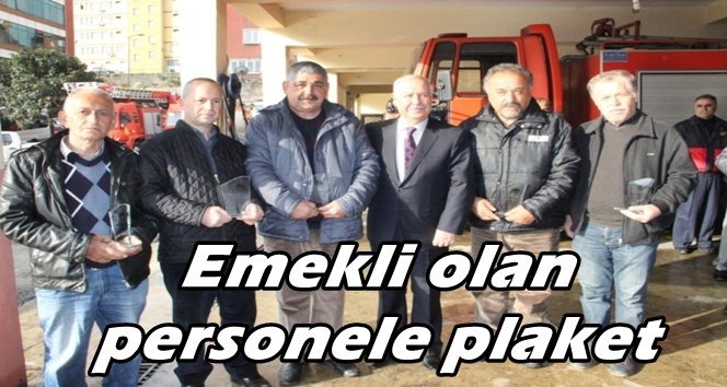 Akdemir’den emekli olan itfaiye personeline plaket