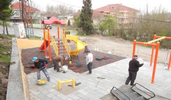 Çocuk Parklarının Zemini Kauçukla Kaplanıyor