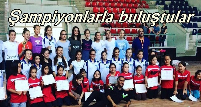 Voleybolcular Çaycumalı şampiyon ablalarıyla buluştu…