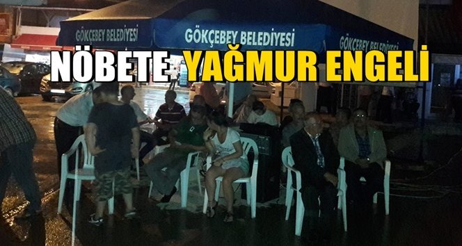 Demokrasi nöbetine yağmur engeli