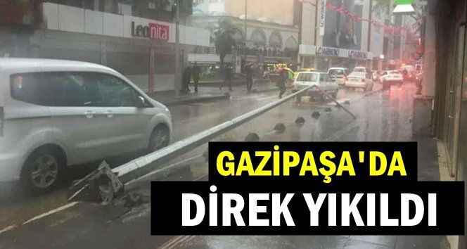 Fırtına elektrik direğini yıktı