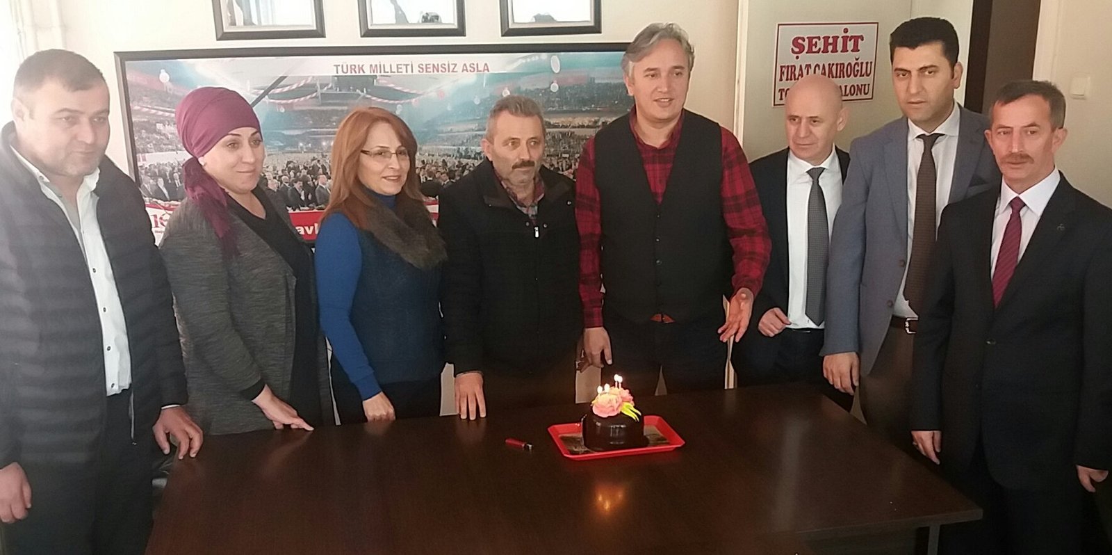 Duayen gazeteci Şaban Yılmaz’a MHP’den pastalı kutlama…