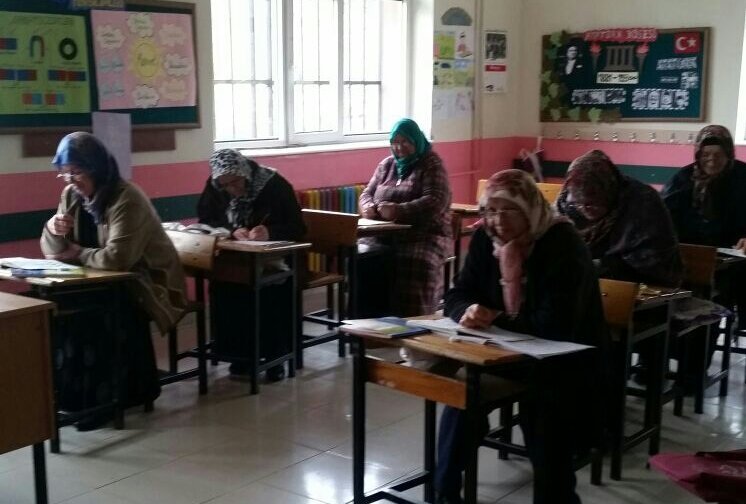 Türkali’de yaşlı teyzeler için okuma-yazma kursu açıldı