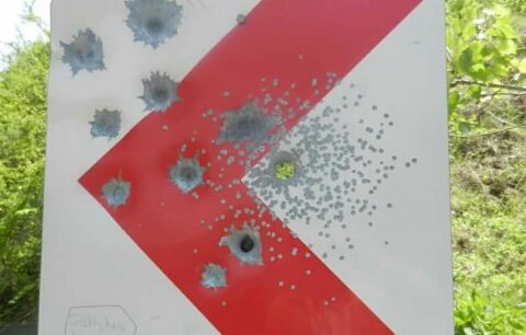 Yön tabelasını kurşunladılar!.