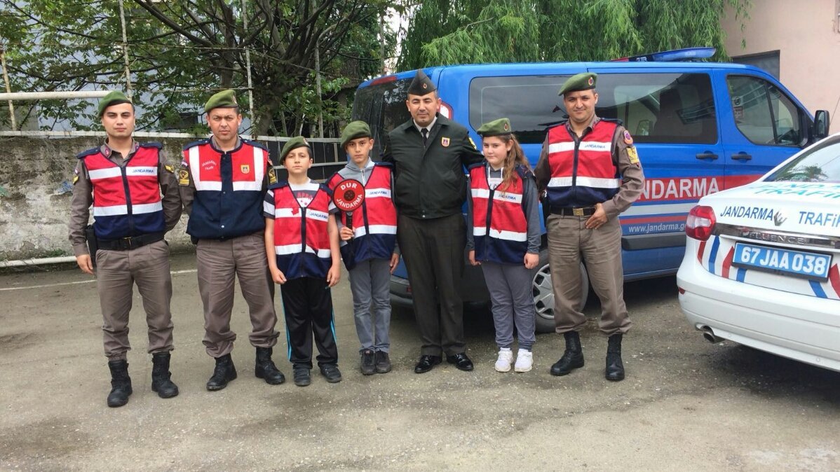 Türkali’de öğrenciler üniforma giydi, kontrol yaptı