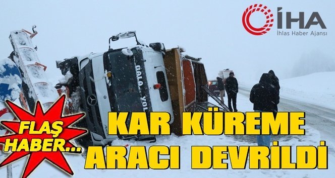 Karla kaplı yolları temizlerken devrildi…