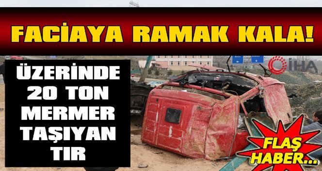 Freni boşalan mermer yüklü tır boş araziye uçtu