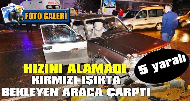 Otomobil, kırmızı ışıkta bekleyen araca çarptı: 5 Yaralı