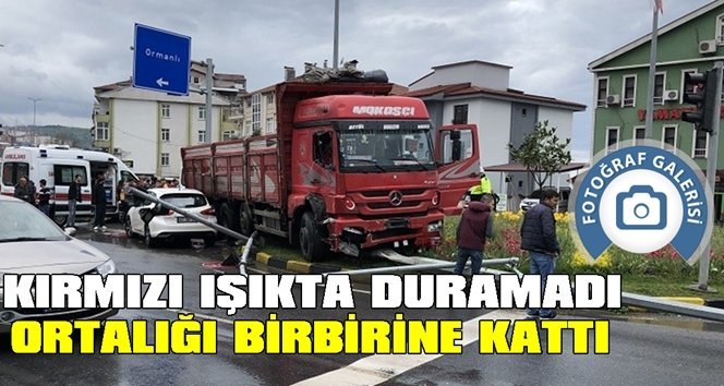 Kırmızı ışıkta duramayan kamyon, yıktı geçti!.